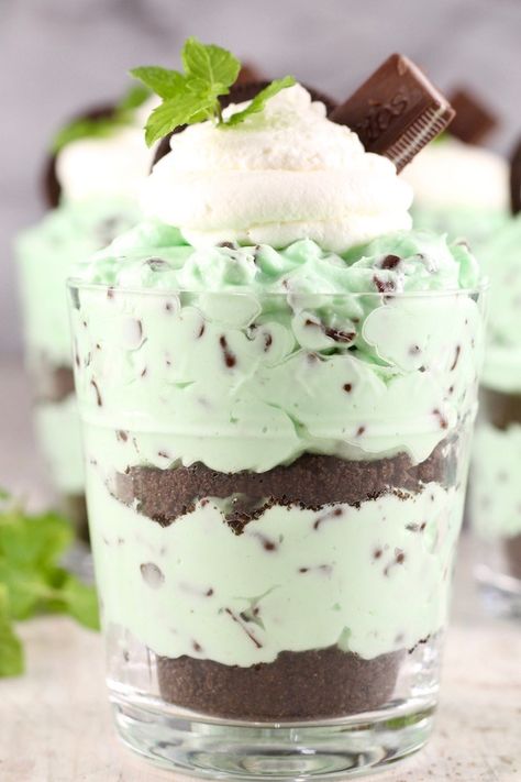 Mint Chocolate Chip Cheesecake, Mousse Trifle, Mint Desserts, Mint Cheesecake, Dessert Cups Recipes, Mason Jar Desserts, Mini Dessert Cups, Cheesecake Cups, Chocolate Chip Cheesecake