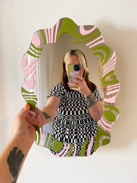 12 beautiful wavy mirrors — new lullabies Funky Mirrors, Painted Mirror Art, Wavy Mirror, Handmade Mirror, Handmade Mirrors, Uni Room, Salon Suites, Cool Mirrors, Mirror Painting