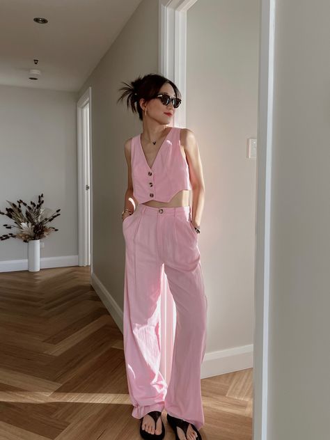 Pink Suit Pants Outfit, Pink Waistcoat Outfit, Pink Pantsuits For Women, Pink Waistcoat Outfit Woman, Fun Pink Outfits, Pastel Casual Outfit, Pink Formal Outfit, Retro Spring Outfits, Pink Suit Women