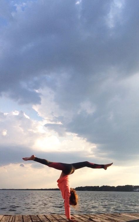 Full 180° split handstand in front of a lake. Split Handstand, Handstand, Mood Boards, Aesthetic Pictures, Split, Lake