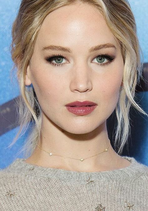 Hooded eyelids makeup look Jennifer Lawrence Makeup, Jennifer Laurence, Jennifer Lawrence Pics, Blonde Makeup, Big Lashes, Red Lip Makeup, Hooded Eye Makeup, Katniss Everdeen, Hooded Eyes