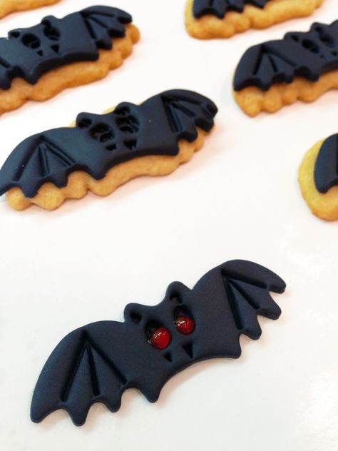 Bat Sugar Cookies, Bat Cookies, Halloween Dog Treats, Fall Decorated Cookies, Creepy Food, Bats Cookies, Halloween Deserts, Sanding Sugar, Halloween Cookies Decorated