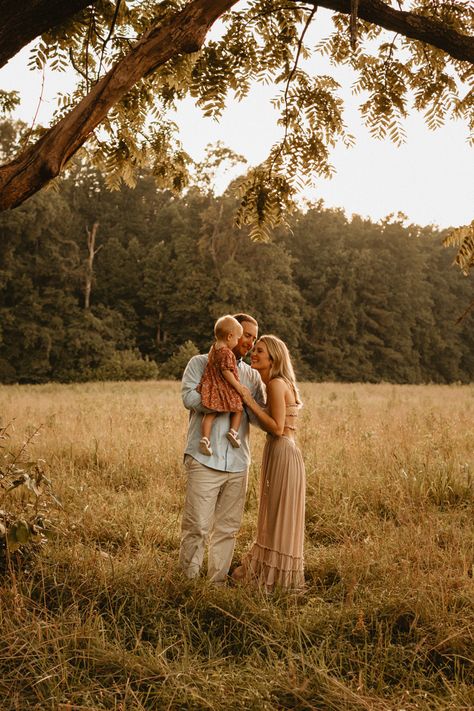 Old Western Family Photos, Fall Family Pictures On Farm, Photography Fall Ideas, Photo Shoot Family Of 3 Posing Ideas, October Family Photoshoot, Fall Mini Sessions Poses, Pond Family Photos, Aesthetic Fall Family Photos, Family Photo Woods