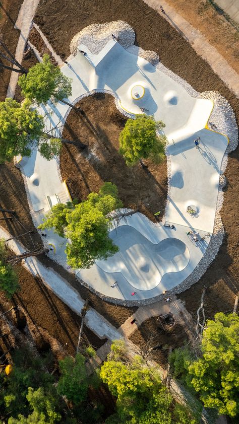 Oval-shaped skatepark with organic flow elements and some street obstacles. Built by Tonbe skateparks. It is located in Zadar, Croatia. Urban Renovation, Skatepark Design, Streetscape Design, Children Playground, Landscaping A Slope, Zadar Croatia, Urban Design Architecture, Smooth Concrete, Pocket Park