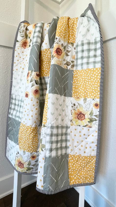 Quilt Sunflower, Toddler Bed Quilt, Sunflower Nursery, Colchas Quilting, Sunflower Watercolor, Fairhope Al, Beginner Quilt, Whole Cloth Quilts, Watercolor Boho