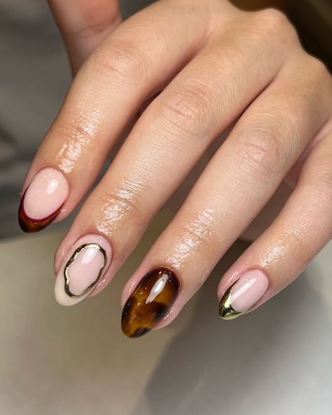 Autumn nails are in full swing 🍂🐢🥀 @the_gelbottle_inc Dolly BIAB, Velvet Red, Chocolate, Jet Black @homeofnailart Black & Tortie Detail Paints @magpie_beauty Elizabeth Chrome Powder @lucypastorellitools_ prep 📆Open Tuesday- Thursday 9am-6pm Friday-Saturday 9am-4pm 📥 DM to book 📍The Studio, Wolverhampton, WV6 9HJ Mix And Match Nails Design, Tortishell Nails Design, Dec Nails, Tortie Nails, Short Nail Design, Biab Nails, Ideas Uñas, Sweet Nails, 2024 Nails