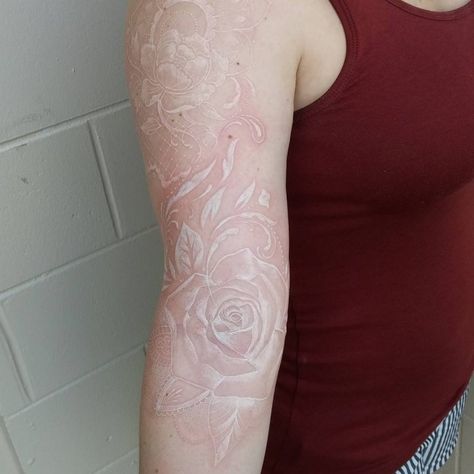 White Ink Tattoos White Sleeve Tattoo, White Tattoo Sleeve, Tattoo Branca, White Ink Tattoos Healed, White Tattoo Ideas, Design Tatuaje, Tattoo Healing Process, Simbolos Tattoo, Tattoo Roses