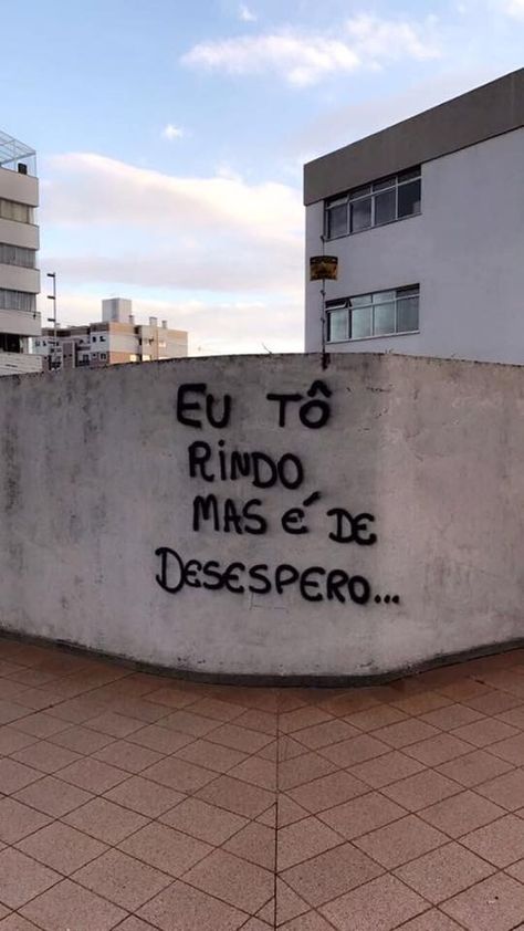 A vontade de rir é grande, mas a de chorar é maior Street Art, The Story, Graffiti, Wallpapers, Humor, Memes, Quotes, Wall, Humour