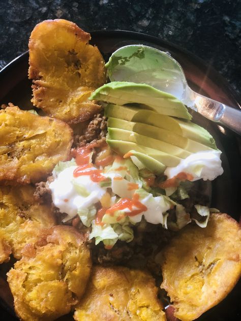 Fried plantain chips with ground beef topped with lettuce, sour cream, avocado and Sriracha❤️🔥 Fried Plantain Chips, Fried Plantain, Plantain Chips, Plantains Fried, Taco Salad, Food Heaven, Recipes From Heaven, Sriracha, Ground Beef