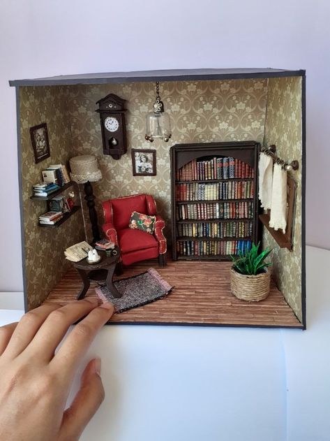 Miniature Rooms Dioramas, Mini Room Diorama, Room Box Miniatures Ideas, Dollhouse Room Boxes, Diy Diorama Ideas, Miniature Scenes Dioramas, Barbie Miniatures Printables, Room Box Miniatures Diy, Bookcase Diorama