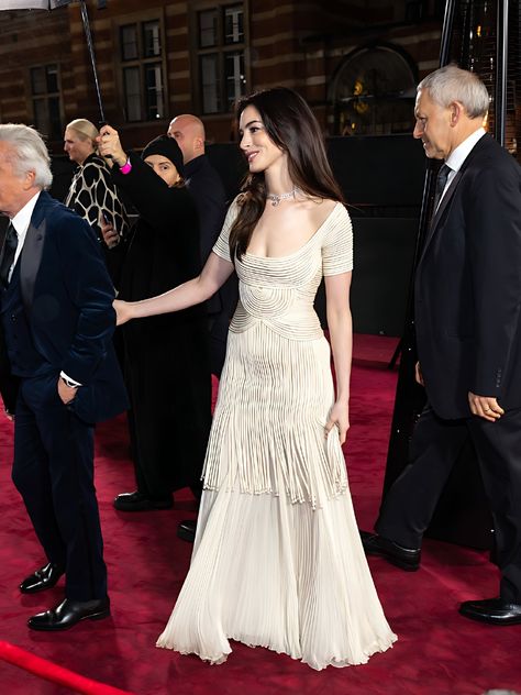 Anne Hathaway Red Carpet, Anne Hathaway Catwoman, Aimee Garcia, Antique Jewellery Designs, Christian Dior Haute Couture, British Fashion Awards, Fashion Awards, British Fashion, Anne Hathaway