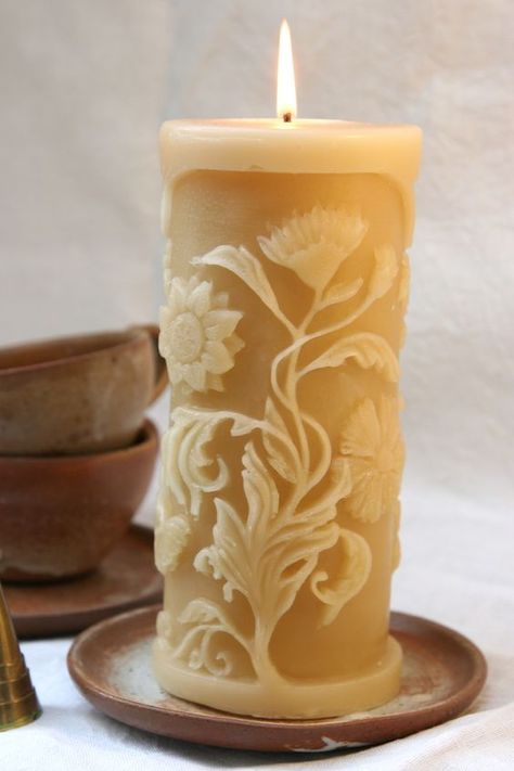 Curiously Intricate And Really Satisfying Carved Candle Art - Bored Art Candle Light Dinner Ideas, Candle Making Tutorial, Arte Art Deco, Candle Designs, Carved Candle, Bored Art, Big Candles, Candle Carving, Candle Glow