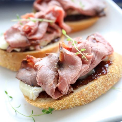 This is an impressive appetizer that everyone will love. Creamy mellow brie cheese pairs perfectly with the savory fig jam and the beef London Broil Slices. Fig Jam And Brie, Tender London Broil, Beef Crostini, One Bite Appetizers, Laura Lynn, Impressive Appetizers, London Broil, Best Appetizer Recipes, Party Appetizers Easy