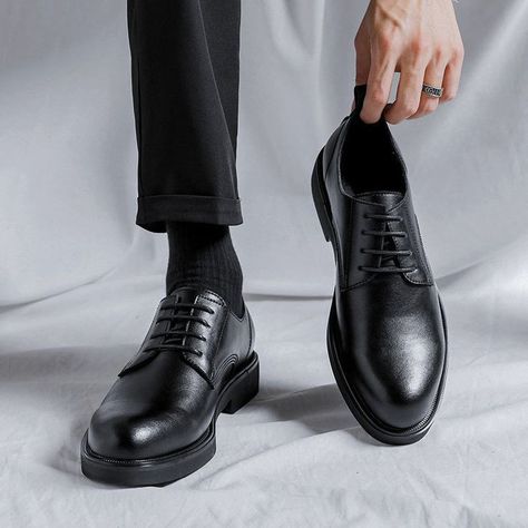 Fancy Shoes Men, Formal Shoes For Men Classy, Mens Smart Shoes, Graduation Shoes, Dapper Mens Fashion, Black Shoes Men, Kicks Shoes, Smart Casual Men, Dress Suits For Men