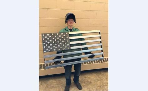 High school student Damion Davenport recently created a metal American Flag in his Intro to Welding class. You won't believe this thing! Welding Projects Ideas, Metal Sculpture Artists, Welding Training, Man Cave Building, West Coast Choppers, Diy Welding, Arc Welding, Metal Welding, Tig Welding