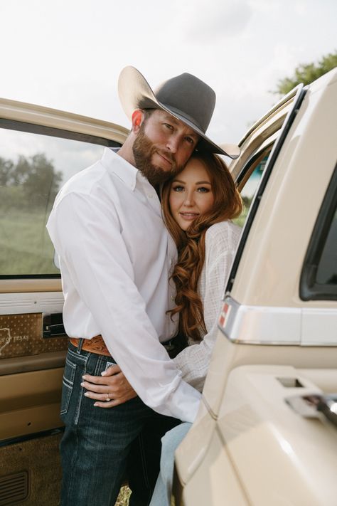 Pick Up Truck Couple Pictures, Classic Truck Photo Shoot, Classic Truck Engagement Photos, Gas Station Photoshoot Couple, Vintage Truck Engagement Pictures, Couples Truck Pictures, Truck Family Photoshoot, Truck Bed Engagement Pictures, Truck Bed Photoshoot Couple