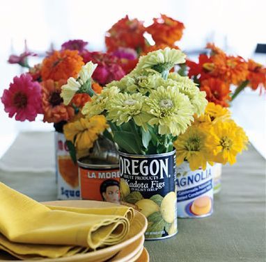 Flowers in Tin Can Reuse Jars, Cheap Vases, Lata Vintage, Recycled Tin, Tin Can Crafts, Aluminum Cans, Rustic Wedding Centerpieces, Diy Centerpieces, Can Crafts