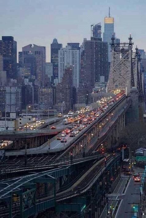 pont de Queensboro il relie deux arrondissement de la ville de New York l'ile de Manhattan et Queens sur l'ile de long island en traversant l'East River Queensboro Bridge, Photo New York, Voyage New York, Empire State Of Mind, Queens Ny, Queens New York, Ny City, Twin Towers, Dream City