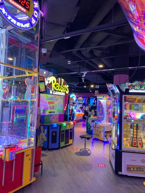 Timezone Date, Arcade Pics, Arcade Aesthetic, New Retro Wave, Indoor Fun, Foto Ideas Instagram, Summer Bucket, Night Aesthetic, Amusement Park