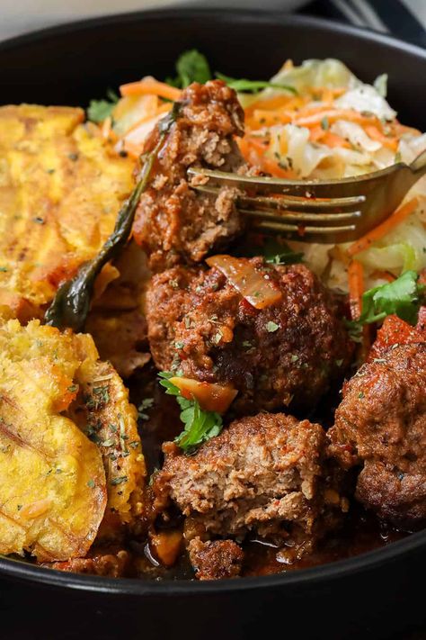 For those looking for a quick but delectable dinner, these Harissa Meatballs served with Jamaican steamed cabbage and Haitian fried plantains are a great choice. Haitian Kalalou, Harissa Meatballs, Fried Plantain Recipe, Fried Plantain, Breakfast Sides Dishes, Steamed Cabbage, Fried Plantains, Haitian Food, Plantain Recipes