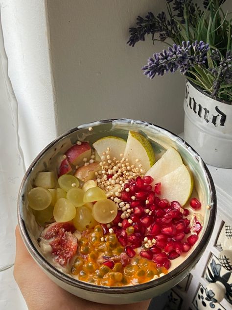 Joghurt bowl with grapes, pomegranate, figs, passion fruit, pear and puffed quinoa 😍🍐🍇🥝 Pear Yogurt Bowl, Passion Fruit Breakfast, Yoghurt Fruit Bowl, Passion Fruit Yogurt, Yogurt Fruit Bowl, Pomegranate Bowl, Porridge Bowl, Yoghurt Bowl, Puffed Quinoa