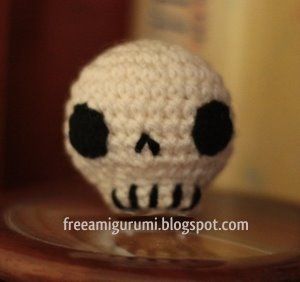 Free amigurumi pattern; Another Little Skull Crochet Creepy, Crocheted Ornaments, Monster Amigurumi, Skull Crochet, Knit Amigurumi, Crochet Skull Patterns, Crochet Store, Crochet Skull, Crochet Halloween