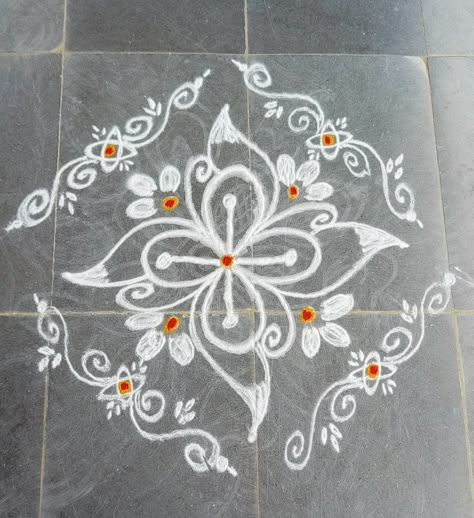 Daily Muggulu With Dots, Gadapa Muggu Designs, Muggu Borders, Simple Kolam Designs Easy, Muggulu Design Simple, Sankranti Muggulu, Simple Kolam Designs, Simple Rangoli With Dots, Colour Rangoli