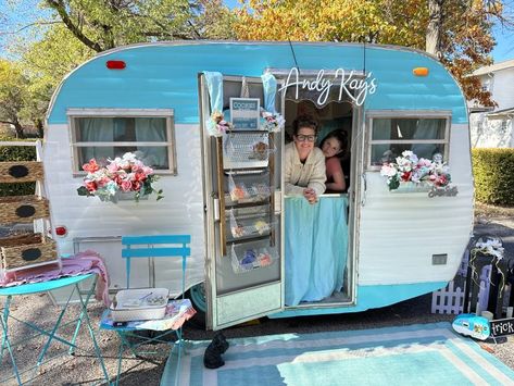 First Look at Andy Kay's Cookie Camper | Wichita By E.B. Cookie Trailer, Camper Food Truck, Camper Cakes, Cupcake Truck, Food Truck Interior, Pink Trailer, Camper Bar, Cake Stall, Shasta Camper