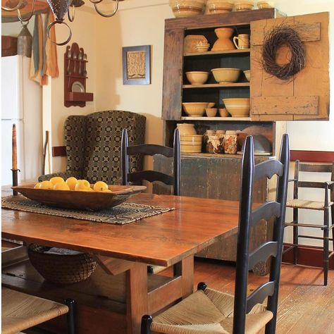 Colonial Dining Room, Primitive Home Decorating, Colonial Interiors, Primitive Dining Room, Primitive Kitchens, Colonial Decorating, Primitive Dining Rooms, Primitive Living Room, Primative Decor