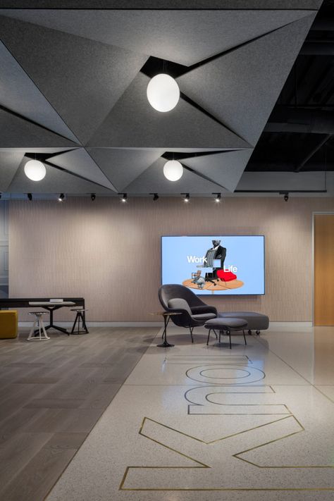 The New Knoll Los Angeles Office and Showroom - Design Milk Office Ceiling Design, Interior Showroom, Plafon Gypsum, Office Ceiling, Los Angeles Interior Design, False Ceiling Living Room, Interior Simple, Modern Office Decor, Faux Plafond