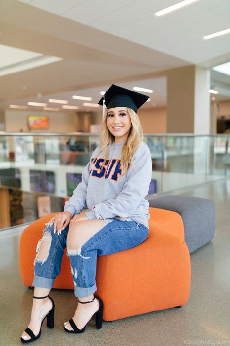 College Sweatshirt Graduation Pictures, Crewneck Graduation Pictures, Utsa Graduation Pictures, College Photoshoot, Nursing School Graduation Pictures, College Grad Pictures, Grad Picture Ideas, College Grad Photos, Graduation Hats