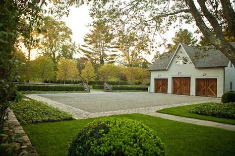 Modern Farmhouse Exterior Design, Farmhouse Exterior Design, Driveway Design, Driveway Landscaping, Exterior Design Ideas, Farmhouse Landscaping, Modern Farmhouse Exterior, Courtyard House, Farmhouse Exterior