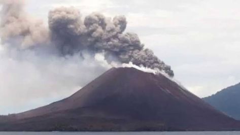 FAKTUAL-INDONESIA : Gunung Anak Krakatau yang berlokasi di perairan Selat Sunda, Provinsi Lampung kembali meluncurkan kolom abu panas pada Rabu (29/3/2023) dini hari, pukul 00.41 WIB. Hal tersebut dilaporkan oleh Petugas Pos Pemantauan Gunung Anak Krakatau, Deny Mardiono. “Tinggi kolom letusan teramati lebih kurang 600 meter di atas puncak,” ujarnya dalam laporan yang diterima di Jakarta, […] Lahan Pertanian, Jakarta, Indonesia