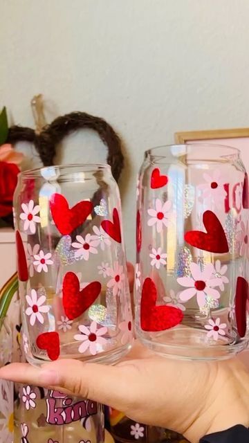 Valentines Glass Painting Ideas, Valentine Cup Ideas, Paint Glass Cups, Valentine’s Day Cups, Jar Painting Aesthetic, Valentines Day Cricut Projects To Sell, Valentine Cups, Preppy Cups, Cricut Valentine Ideas