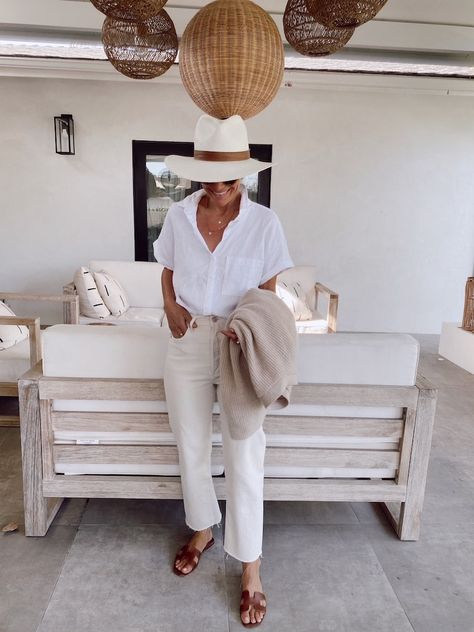 Travel Basics Outfit, Portugal Travel Outfits Summer, Portugal Summer Outfits, Linen Capsule Wardrobe, Simplified Wardrobe, Beach Capsule Wardrobe, Natural Wardrobe, Portugal Outfits, Neutral Summer Outfits