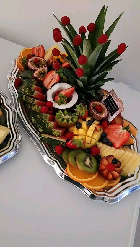 Pretty Fruit Platter, Fruit Salad Decoration Ideas, Plateau Fruit, Greek Food Party, Fruit Composition, Fruit Salad Decoration, Cobb Salad Ingredients, Fruit Buffet, Salad Buffet