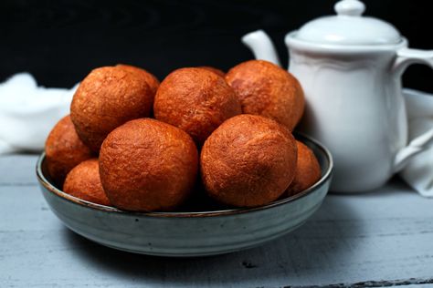 Magwinya are a very popular treat enjoyed right across the African continent. Learn how to make ... Fat Cake Recipe, Fat Cakes Recipe, Fat Cake, African Cake, Fried Potato Chips, Africa Food, Scones Recipe, Leftover Cake, Popular Snacks