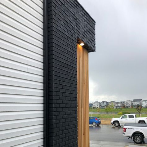 BRIK by Quality Stone | Simply Black Faux Brick Panels Mid Century Paint Colors, Brick Options, Modern Siding, Modern Exteriors, Modern Brick House, Black Metal Roof, Wood Saw, Faux Brick Panels, Santo Andre