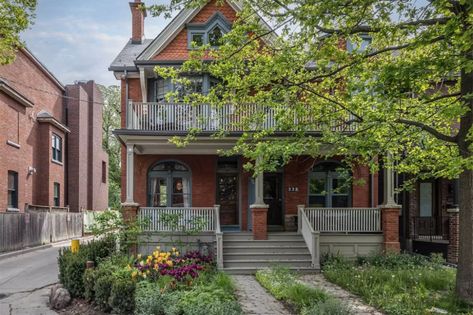 This $3 million Toronto home with a view kept its Victorian-era charm Toronto House Exterior, Calacatta Marble Kitchen, Toronto Homes, Trinity Bellwoods, Toronto Houses, Toronto Home, Oak Hardwood Flooring, Rooftop Patio, Rooftop Deck