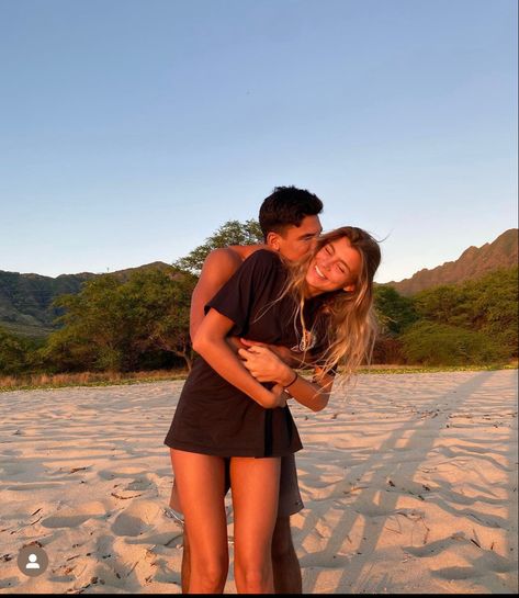 Couple Beach Pictures, Couple Beach Photos, Summer Picture Poses, Couples Vacation, Summer Couples, 사진 촬영 포즈, Photographie Inspo, Cute Relationship Photos, Couple Picture Poses