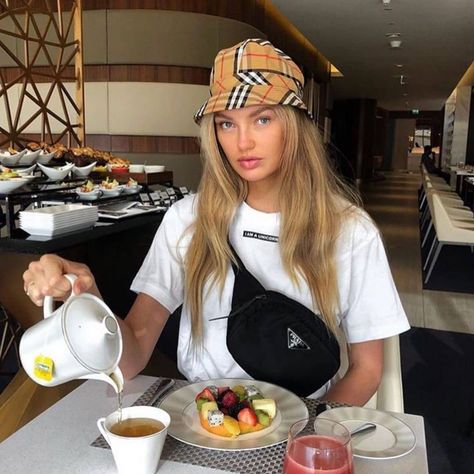 Burberry Bucket Hat Outfit, Look Com Bucket Hat, Bucket Hat Inspo, Burberry Bucket Hat, Bucket Hat Outfit, Hat Outfits, Lais Ribeiro, Streetwear Girl, Romee Strijd