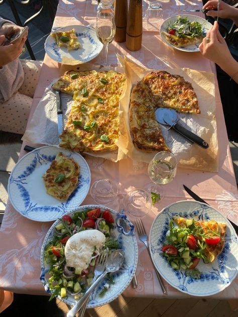 Aesthetic Pizza, Sommer Mad, Greek Dinners, Italian Dinner Party, Summer Europe, Dinner Party Summer, Summer Lunch, Italian Dinner, European Food