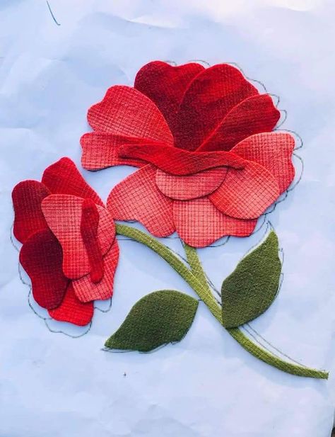 Rose Applique Pattern, Patchwork Flowers, Flower Patchwork, Patchwork Quilting Designs, Embroidery Store, Ribbon Embroidery Tutorial, Scrap Fabric Crafts, Rose Quilt, Fabric Flower Tutorial