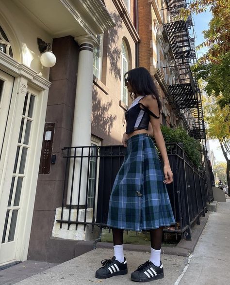 Kilt Skirt Outfit, Kilt Skirt Outfit Women, Kilt Outfits Women, Bloquette Core, Checked Skirt Outfit, Gorpcore Fashion, Fashion Week Inspiration, Kilt Outfits, Kilt Skirt