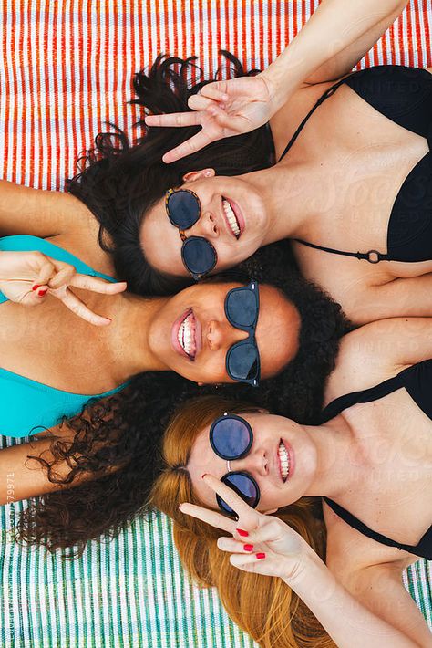 Pool Photoshoot, Friends Having Fun, Cute Beach Pictures, Beach Pictures Friends, Pool Picture, Beans Recipe, Photography Kit, Beach Friends, Best Sunscreens