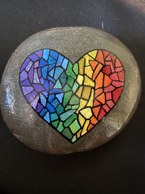 Rock Painting Ideas Heart, Heart Shaped Rock Painting Ideas, Pride Painted Rocks, Heart Rock Painting Ideas, Painted Garden Rocks, Rainbow Mosaic, Mosaic Heart, Diy Rock Art, Rainbow Rocks