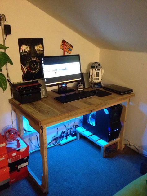 Reclaimed pallet wood desk with pc tower caddy. Natural bees wax finish. 48" x 24" x 30"  Sapcustomfurnishings@gmail.com Pc Tower Stand, Pallet Desk Ideas, Palet Projects, Man Tips, Pc Tower, Pallet Desk, Handmade Games, Diy Pallets, Reading Desk