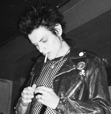 Louis Partridge Sid Vicious, Punk Guy, Punk Guys, Punk Boy, Sid And Nancy, Punk Men, Louis Partridge, Rockstar Aesthetic, Sid Vicious