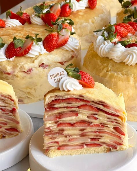 Strawberry Crepe Cake, Strawberry Crepe, Strawberry Crepes, Crepe Cake, Crepe Cakes, Pretty Dessert, Food Babe, Human Food, Buffet Food