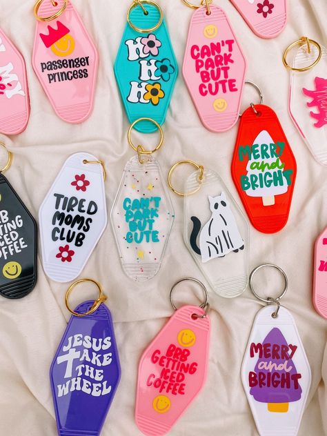 Nostalgia for the good old days with these vintage motel keychains. Find your favorite at a local flea market or online! #vintage #motel . #Diy_Keychain_Cricut #Creative_Things_To_Make_And_Sell #Cute_Cricut_Projects_To_Sell #Diy_Gifts_Cricut_Craft_Ideas Cricut Luggage Tags Acrylic, Diy Keychain Cricut, Cricut Things To Make And Sell, Vinyl Keychain Ideas, Vinyl Projects To Sell, Cricut Keychain Ideas, Motel Keychain Ideas, Keychain Ideas Diy, Acrylic Keychain Ideas